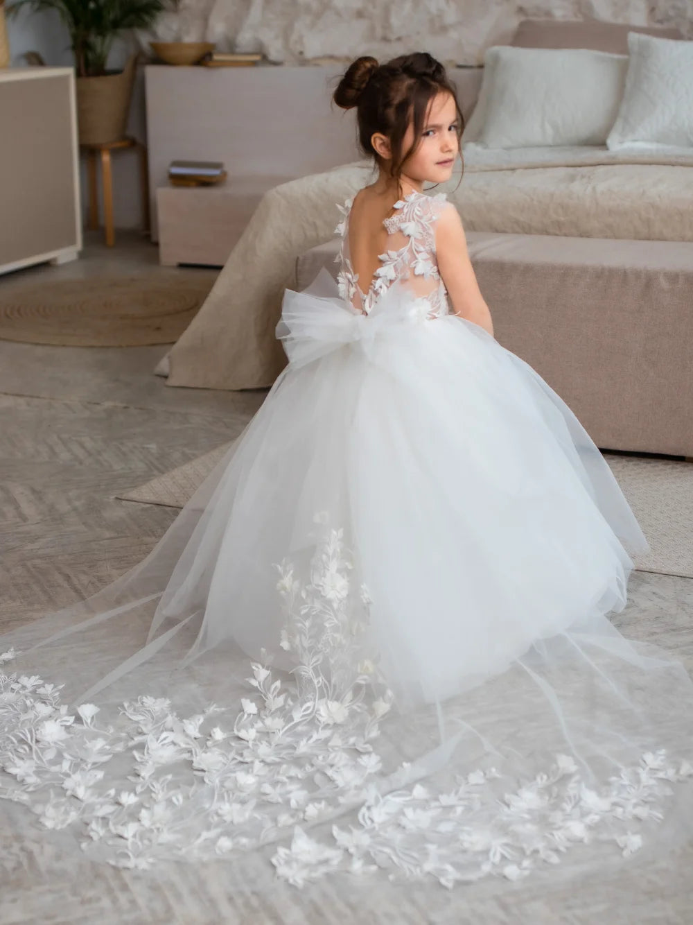 Lace Applique Tulle Flower Girl Dress for Wedding Sleeveless Long Bow Knot V-Back Elegant Formal Dresses