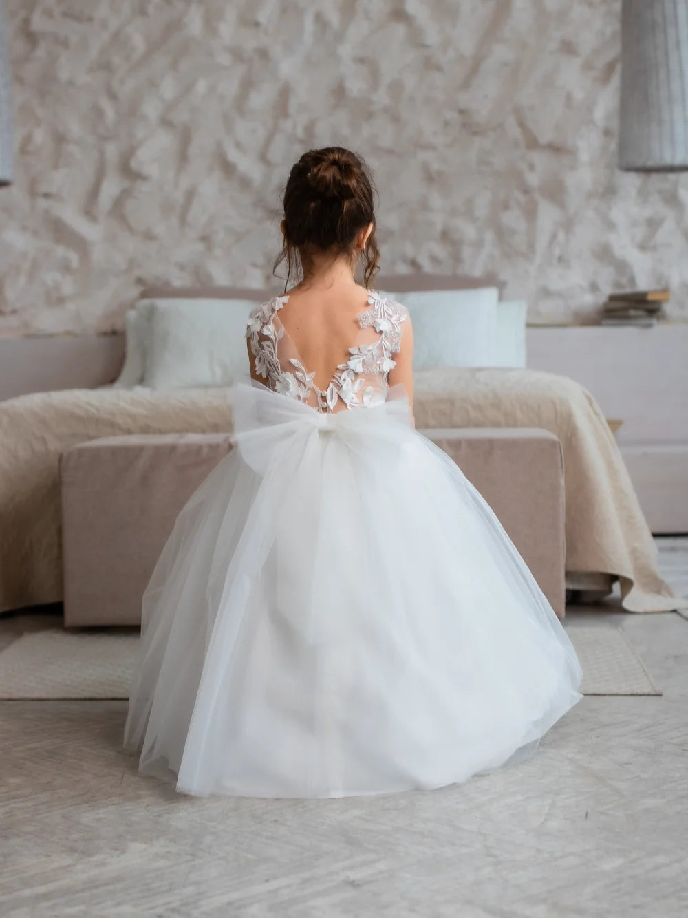 Lace Applique Tulle Flower Girl Dress for Wedding Sleeveless Long Bow Knot V-Back Elegant Formal Dresses