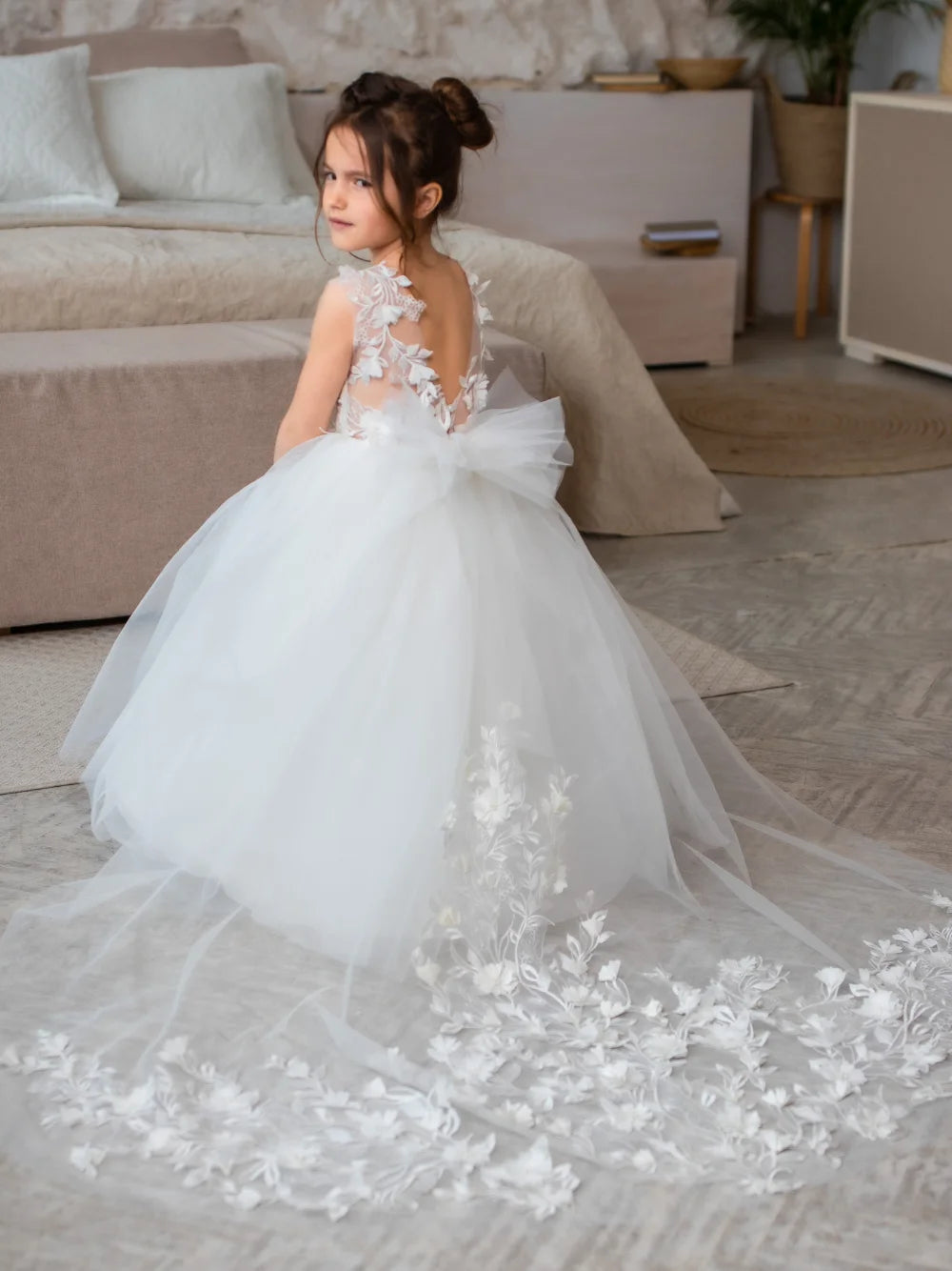 Lace Applique Tulle Flower Girl Dress for Wedding Sleeveless Long Bow Knot V-Back Elegant Formal Dresses